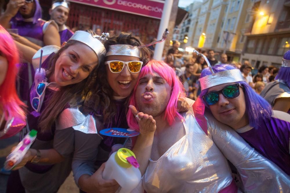 Desfile colorido de las comisiones en Elche