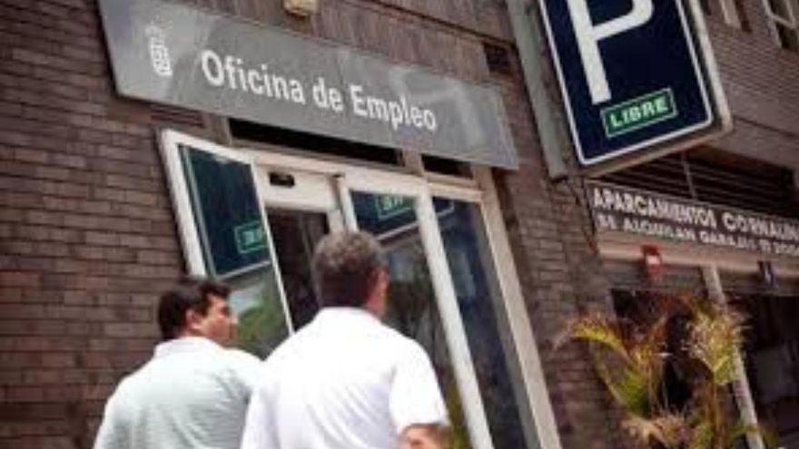 Más de 100.000 canarios no recibirán ayudas pese a quedarse sin trabajo.