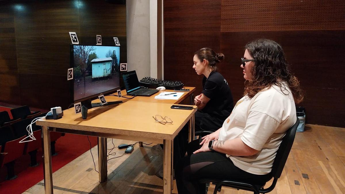 Una de las participantes en el experimento en Bueu con las gafas de seguimiento ocular observa una de las imágenes en el ordenador, en el Centro Social do Mar. / FDV