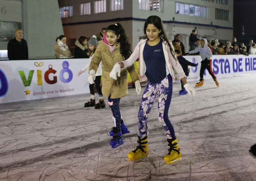 La ciudad inaugura la pista de patinaje al aire libre frente a las instalaciones del Real Club Náutico.