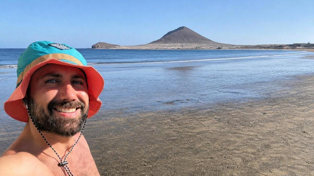 Abel Rodríguez, momentos antes de entrar al agua con su tabla.