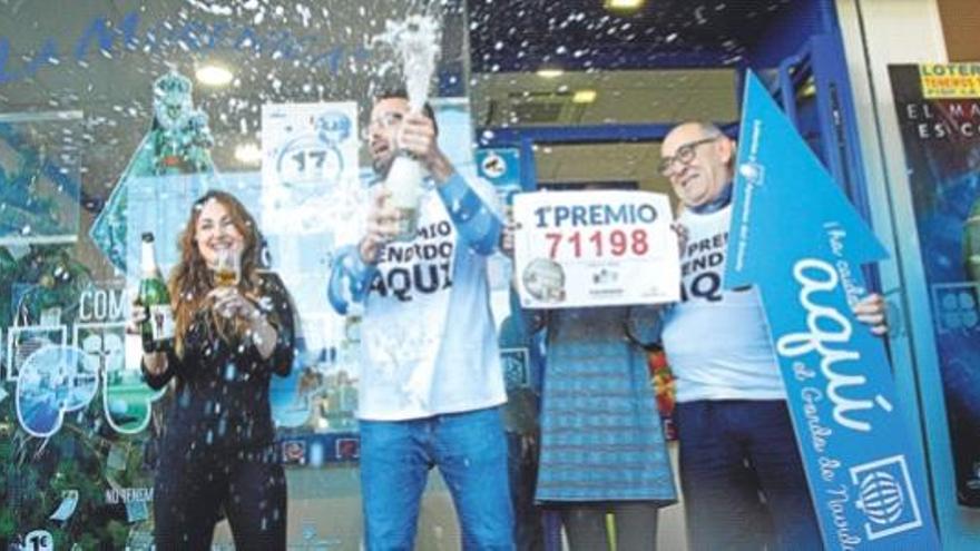 Sidra, cava, jolgorio, amistad y sonrisas se mezclaron en la puerta de la administración La Morenica ayer por la mañana.