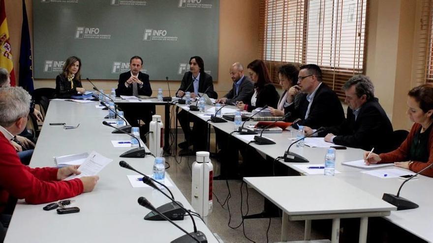 El director del Info, Javier Celdrán, preside la reunión de la Aceleradora de Empresas.