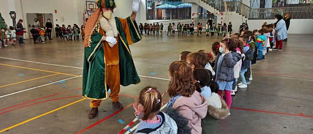 El Príncipe Alí-Ben-Abdalá, enviado de los Reyes Magos, visita a los  niños del colegio Jovellanos, ayer por la mañana.