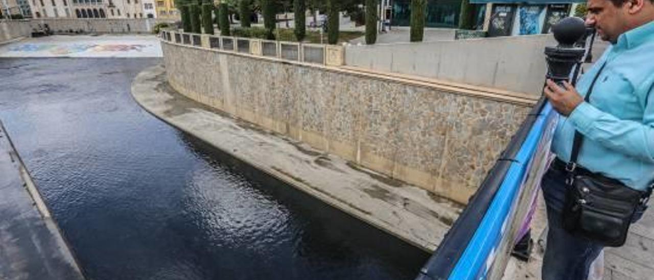 Imagen que presenta el río estos días en el casco urbano de Orihuela con un intenso color negro.