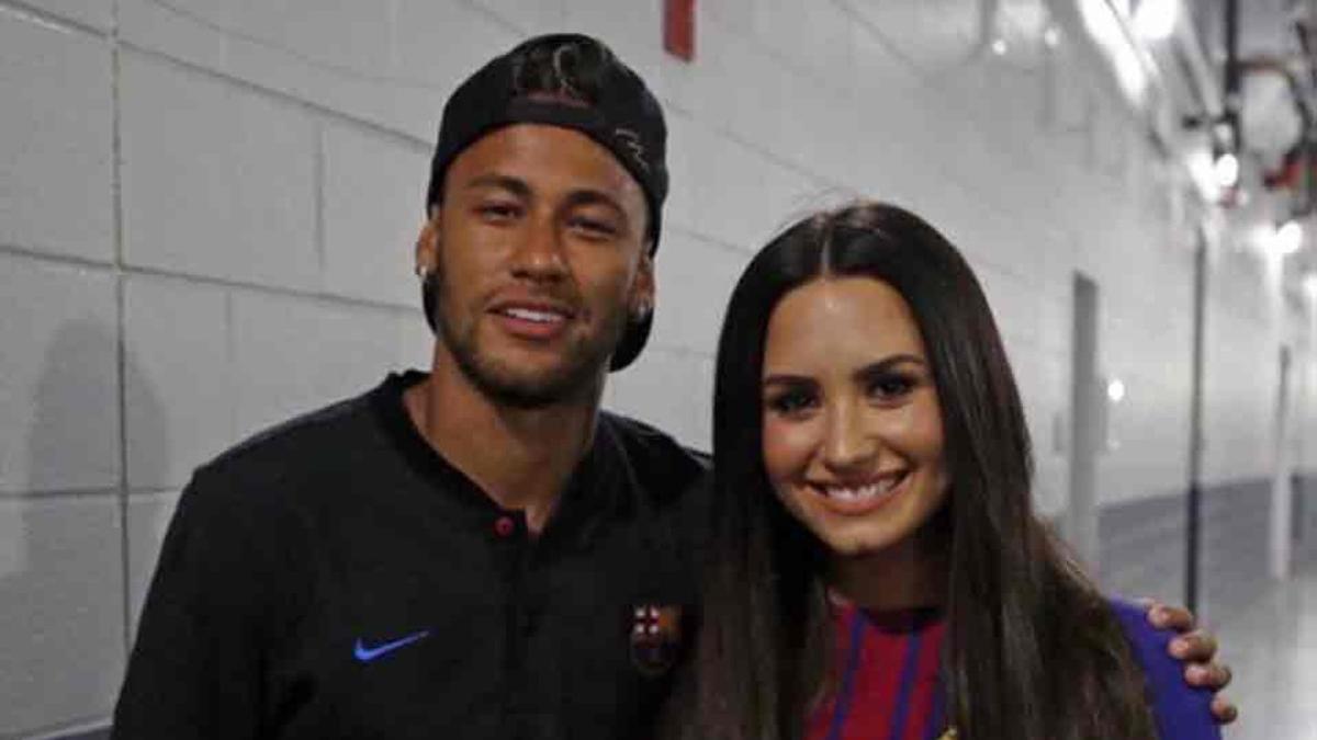 Neymar, junto a Demi Lovato