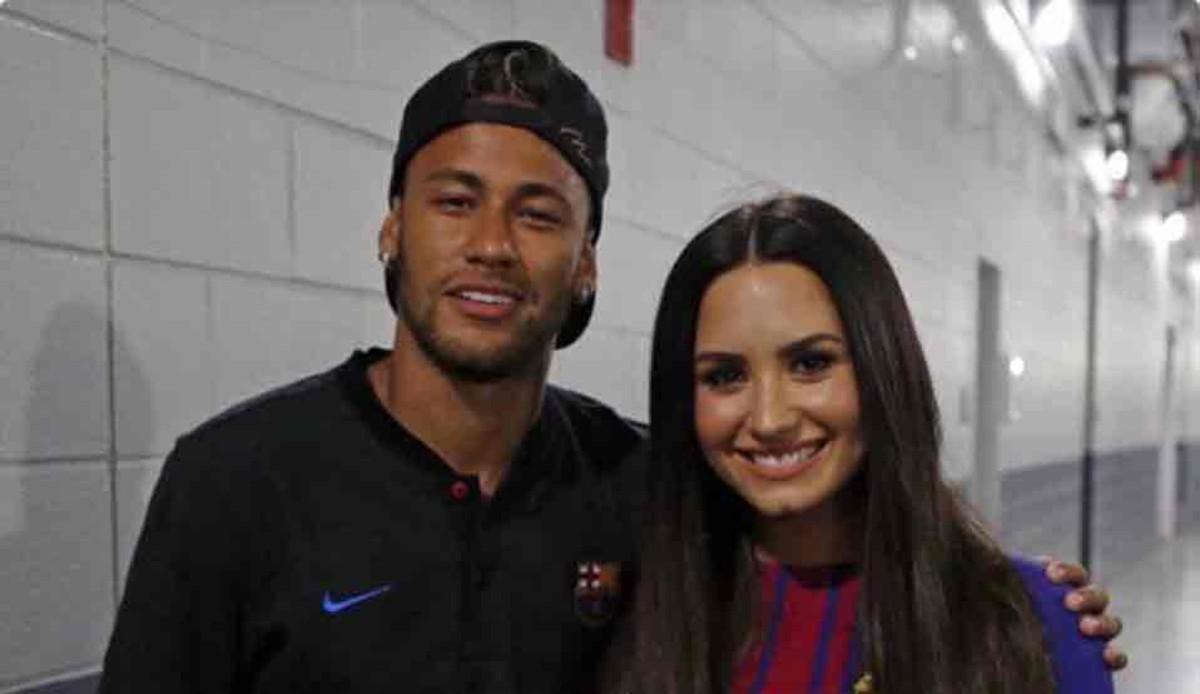 Neymar, junto a Demi Lovato