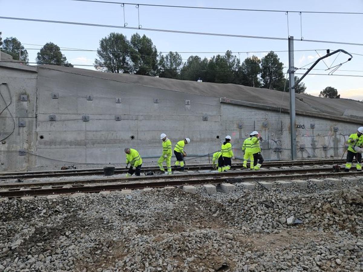 Operarios trabajando en el refuerzo del talud de la AP-7 derrumbado sobre las vías de la línea R4 de Cercanías de Renfe en Gelida el pasado 6 de febrero.