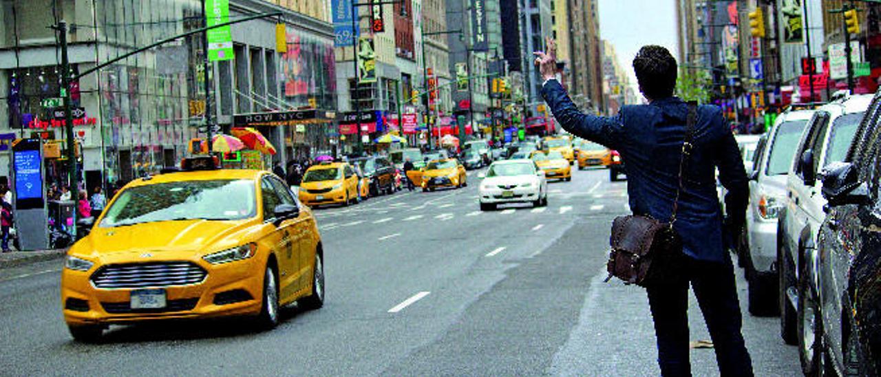 Un modelo con bolso Bentayga &#039;Abrago by Santi Carballo&#039; en la 8ª Avenida de Nueva York.