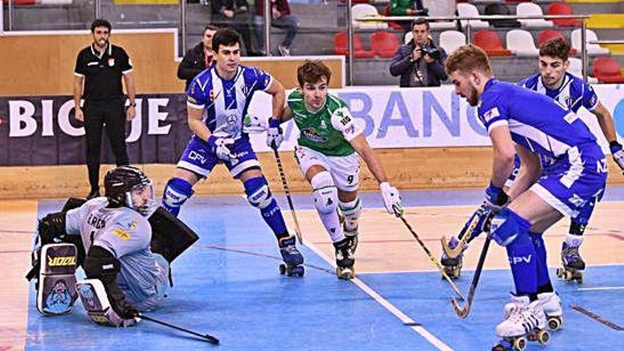 Marc Grau, rodeado por tres rivales, en el partido contra el Voltregá.