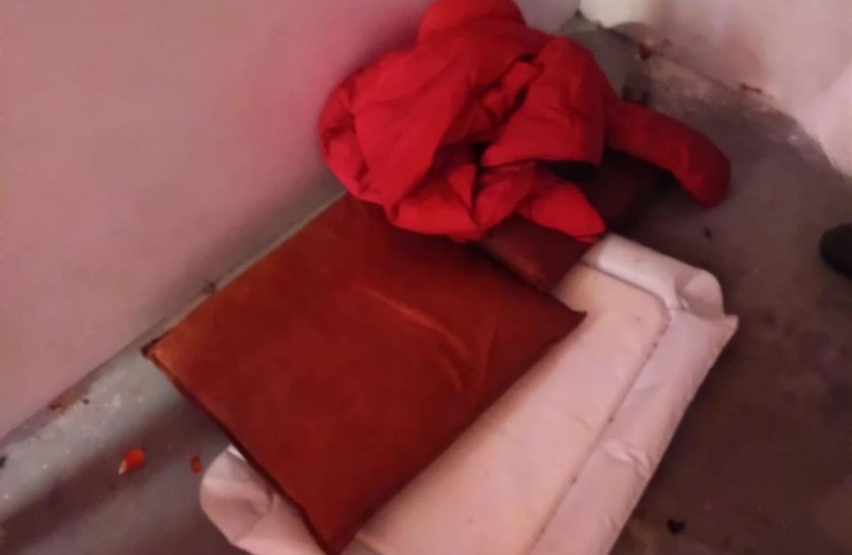 Enseres de la persona que dormía en uno de los puestos. | FdV
