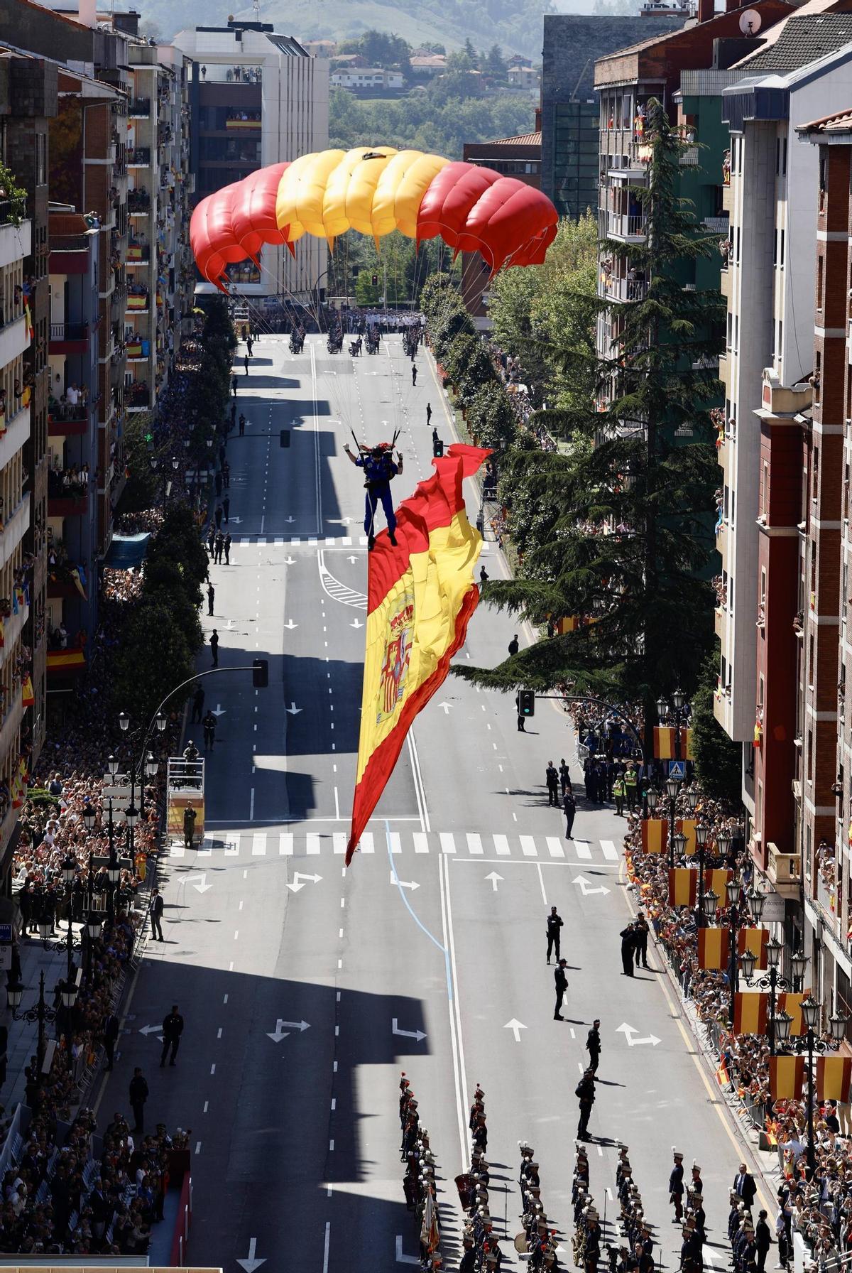 EN IMÁGENES: Así fue el multitudinario desfile en Oviedo por el Día de las Fuerzas Armadas