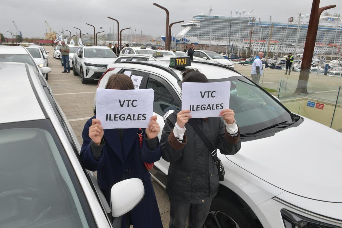 Llegada a O Parrote de la caravana de taxis que partió del Milenium.