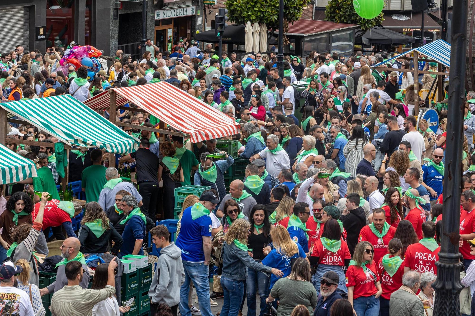 EN IMÁGENES: El buen tiempo y el oviedismo maridan una preba de la sidra multitudinaria en Gascona