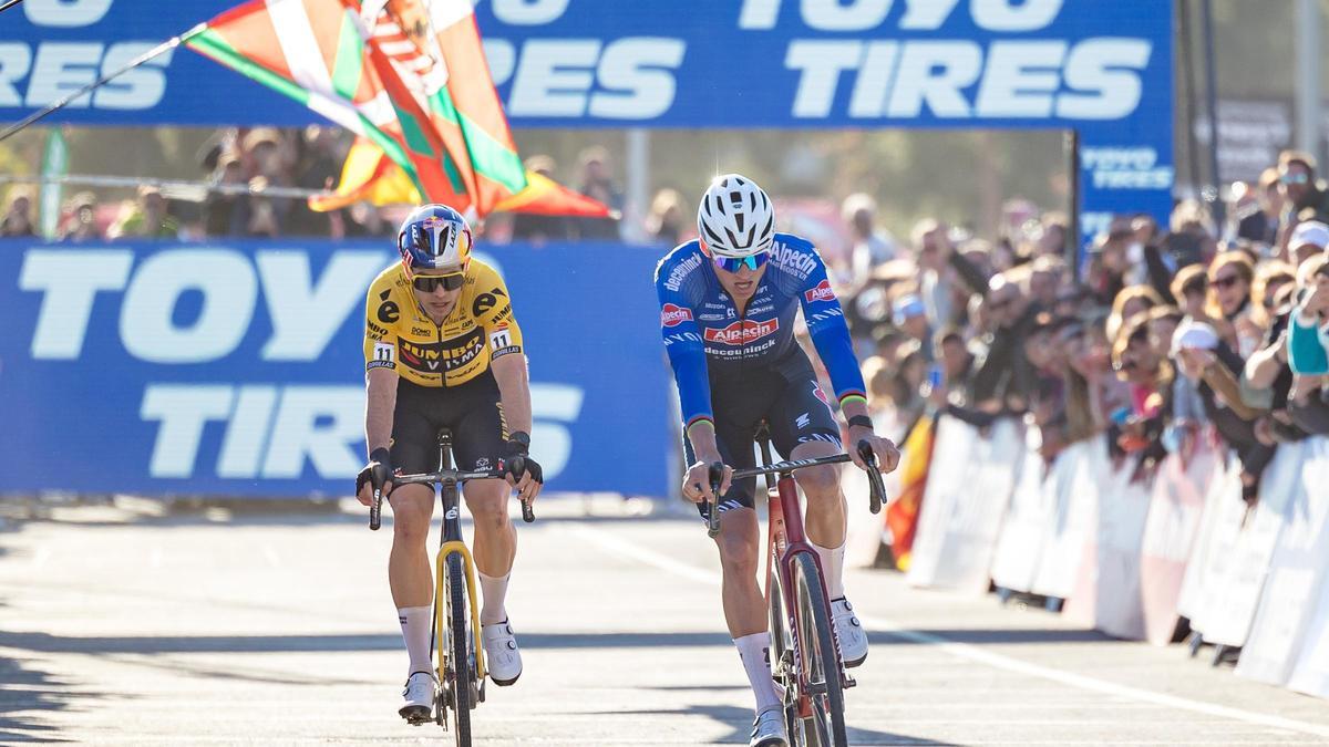 Van del Poel superando a Van Aert, en la línea de meta de la prueba de Benidorm, el año pasado