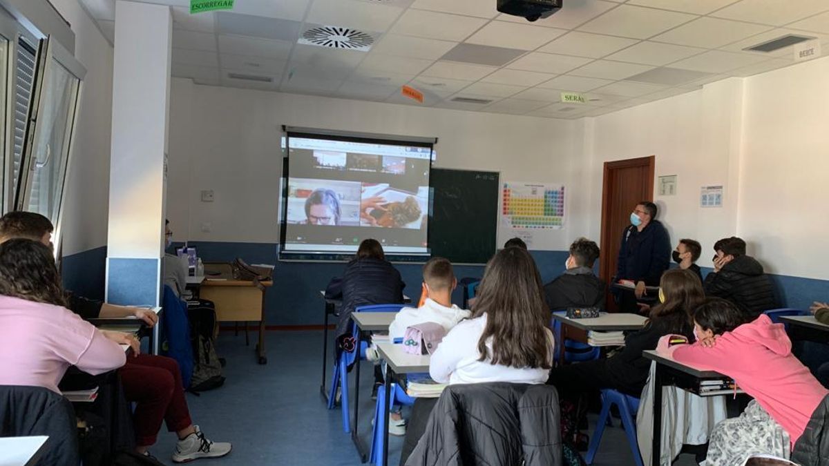 Alumnos de 4º de la ESO del Colegio Monterrey, durante la conexión en directo con la base.
