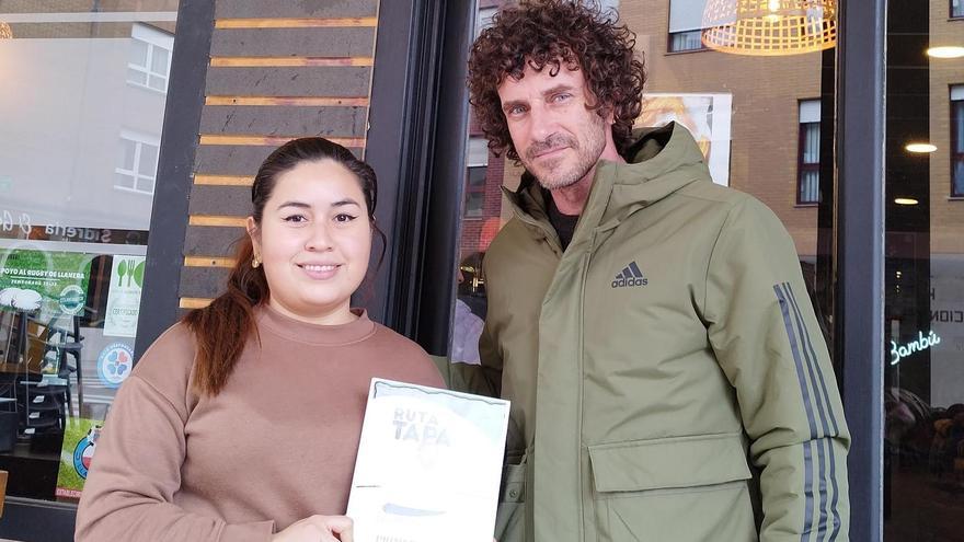 Por la izquierda, Tamara Vera, del restaurante Bambú, recibe el primer premio de manos de Iván Pérez.