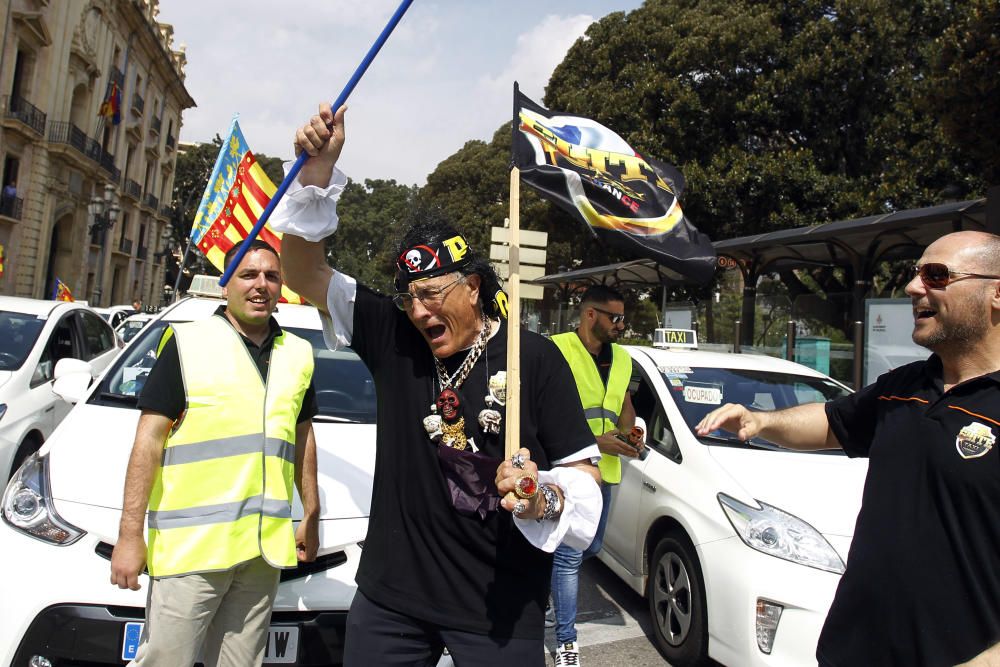 Los taxistas marchan contra los coches con conductor