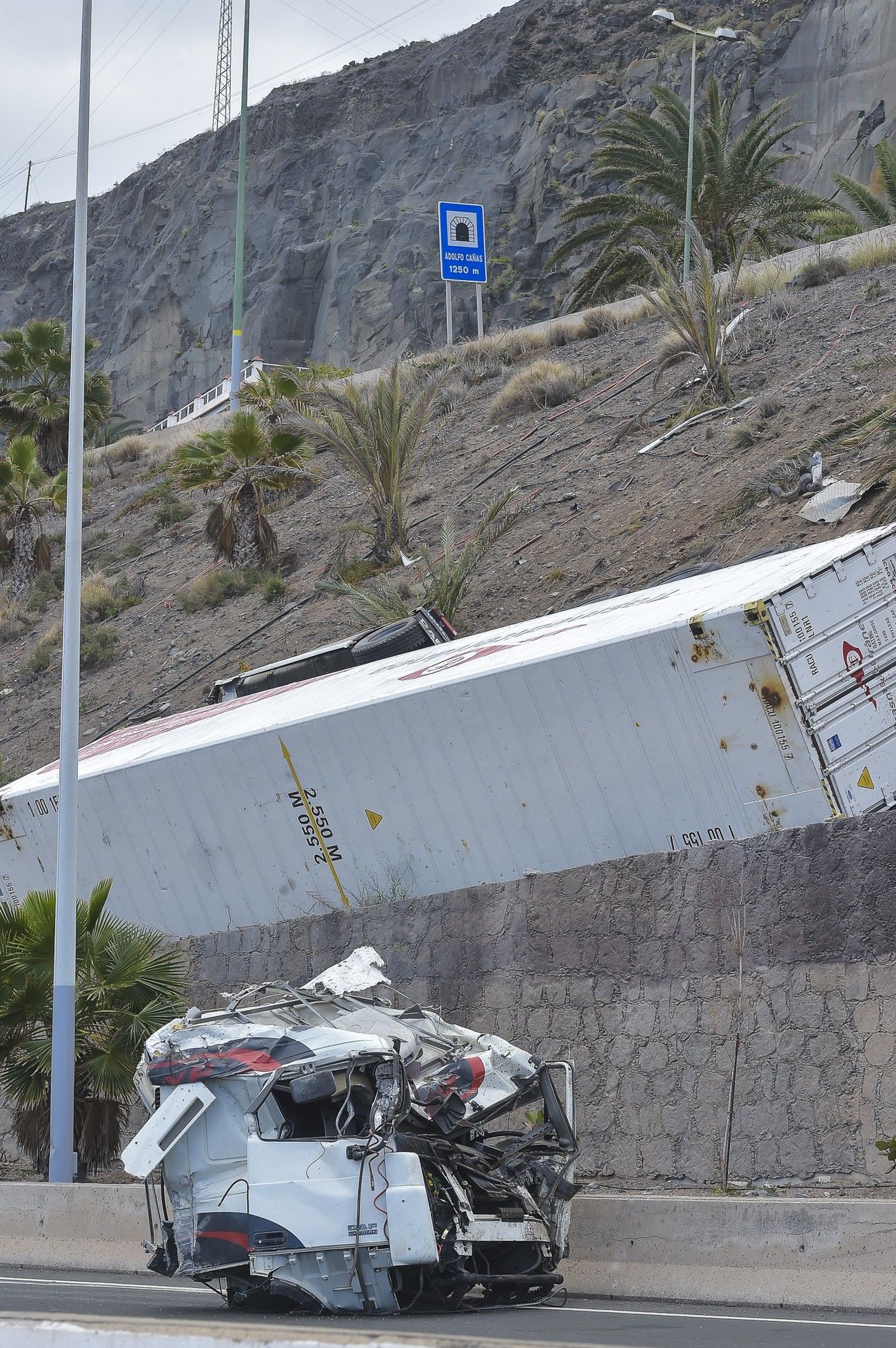 Accidente de un camión en una ladera cerca de La Laja