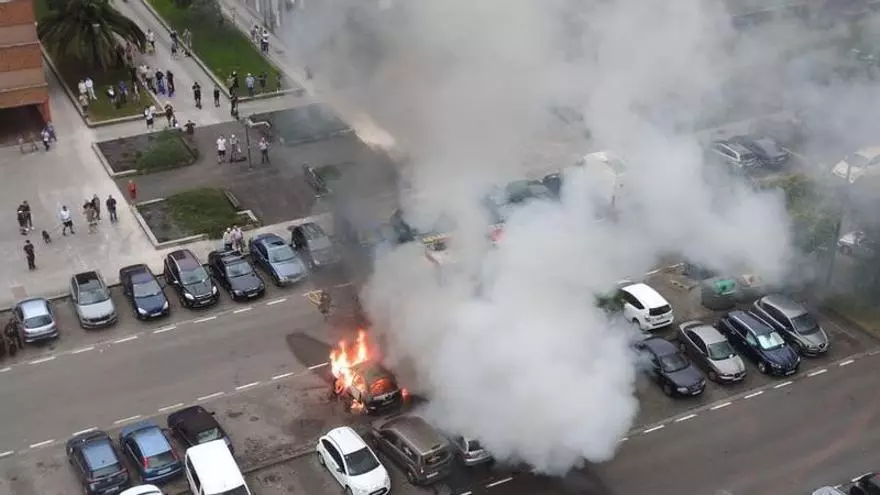 Alarma en Gijón por el incendio de un coche abandonado "desde hace más de cinco años" que afecta a varios vehículos en un parking