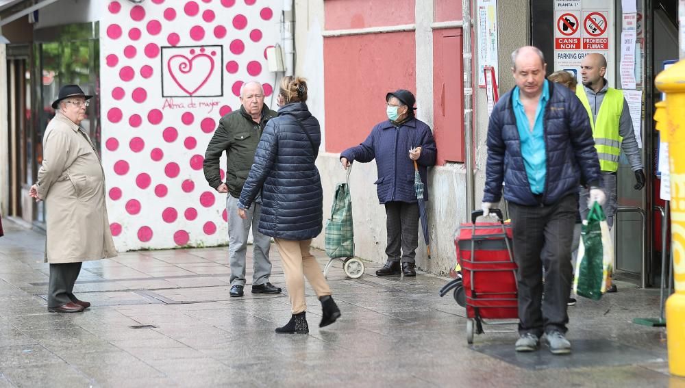 Ayer el mercado registró largas colas de clientes que esperaban a acceder al mercado. // R. Grobas