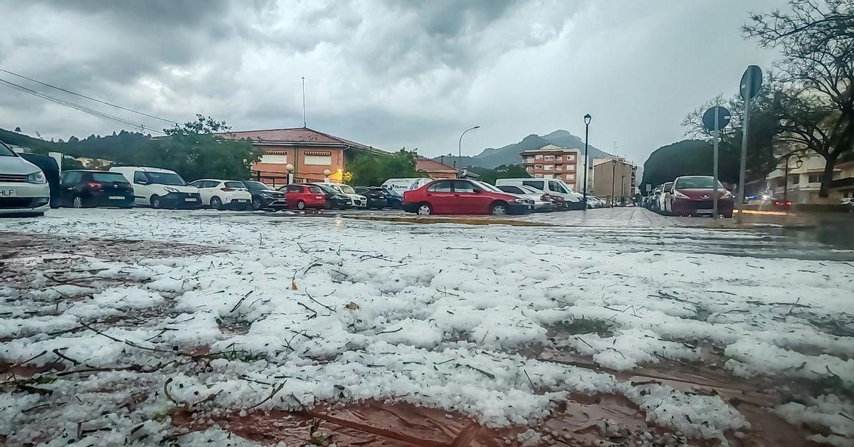 Manto blanco de granizo en la Vall d'Uixó