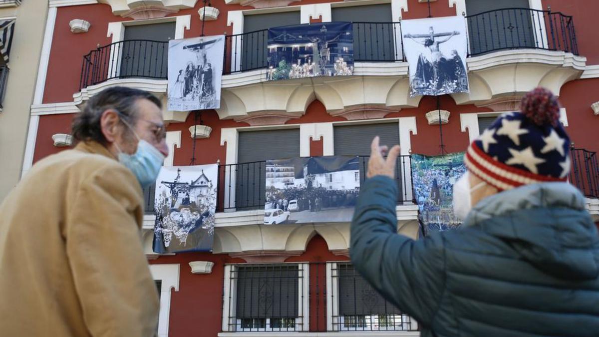 Dos vecinos contemplan las fotografías instaladas en los balcones.