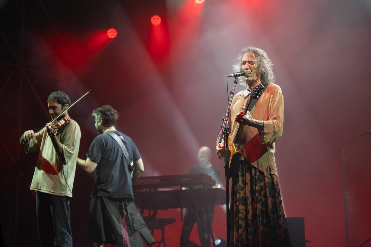 Robe junto a sus músicos durante el concierto en Icónica Fest