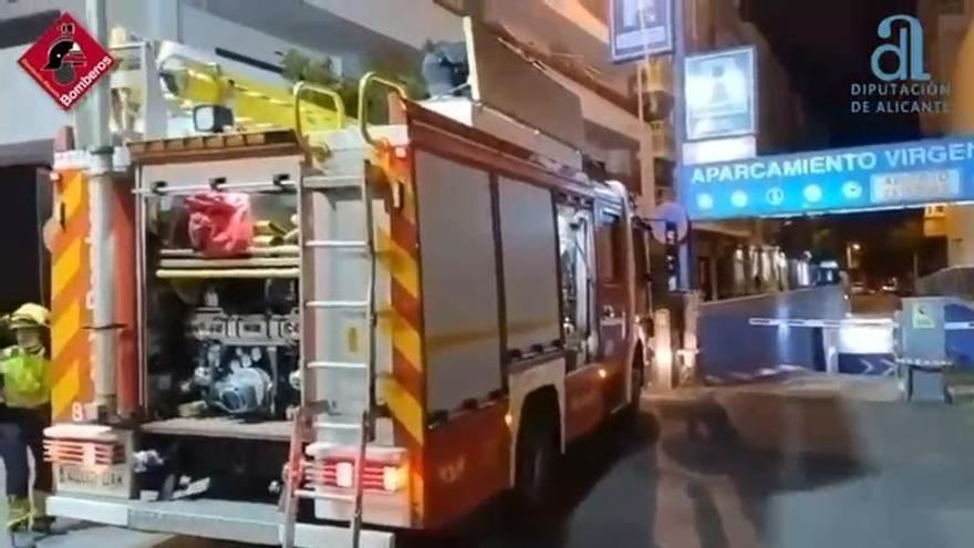 Un coche impacta contra la terraza de una pizzería en Torrevieja