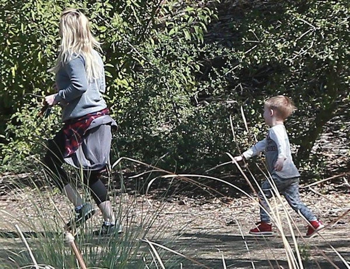 Hilary Duff y Luca de paseo con un palo