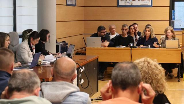 El grupo de gobierno, en el pleno, desde las bancadas de los ediles opositores.