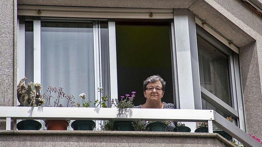 Digna, en el balcón de su casa de Ourense.