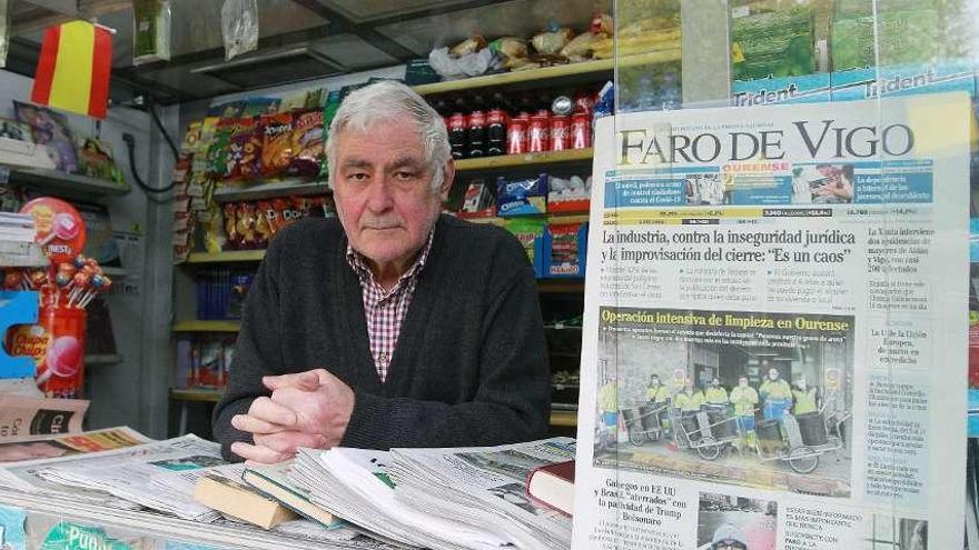 José García, en su quiosco de la Rúa do Progreso, entre Bispo Cesáreo y la Alameda. // Iñaki Osorio