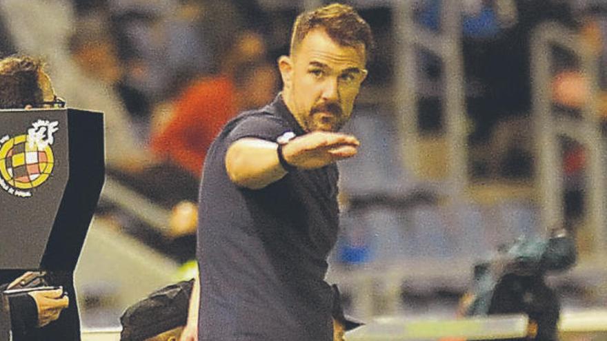 Aritz López Garai, dando instrucciones durante el partido ante el Cádiz.