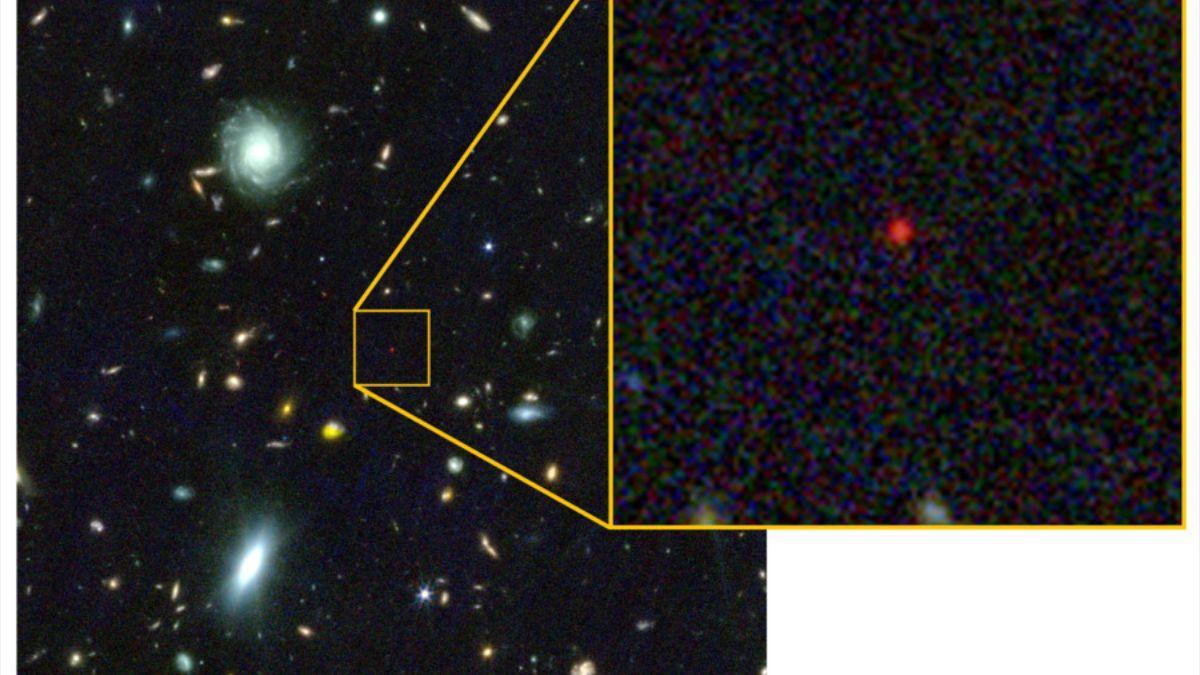 El punto rojo descubierto por el JWST. Su luz es millones de veces más intensa que la de una estrella y su extraña envoltura podría explicar cómo crecieron tan rápido los primeros agujeros negros.