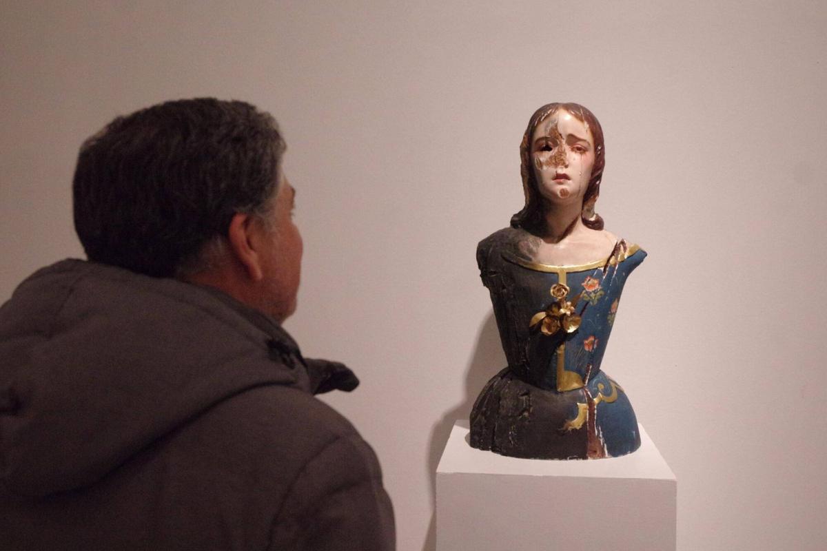 El escultor malagueño José Cano (2004) plantea una lectura emocional de los sucesos de mayo de 1931, 95 años después, en una exposición en la Agrupación de Cofradías