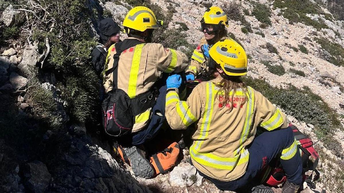 Imatge d'arxiu d'un equip dels Bombers en una operació de rescat a muntanya