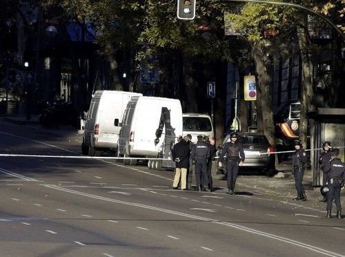 Empotra un coche con bombonas de butano en la sede del PP de Madrid.