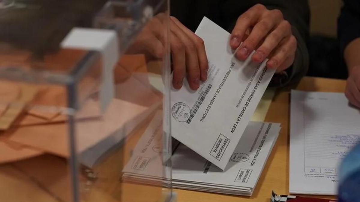 Recuento del voto por correo en una mesa electoral.