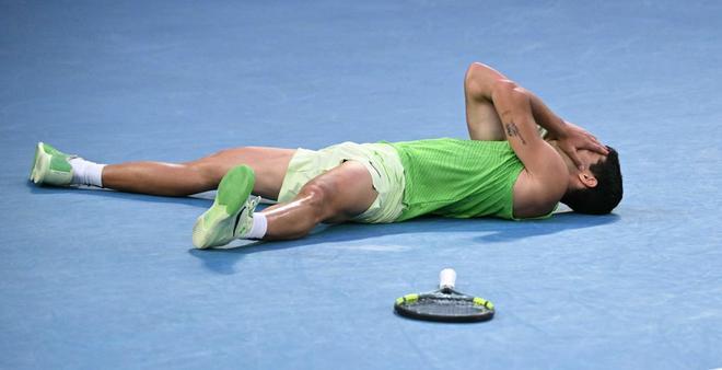 Alcaraz s’aferra a l’èpica i s’enfrontarà a Djokovic a la final