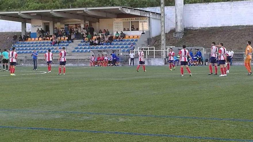 Un momento del partido entre el Marcón y el Alondras, con victoria canguesa por 0-5. // FDV