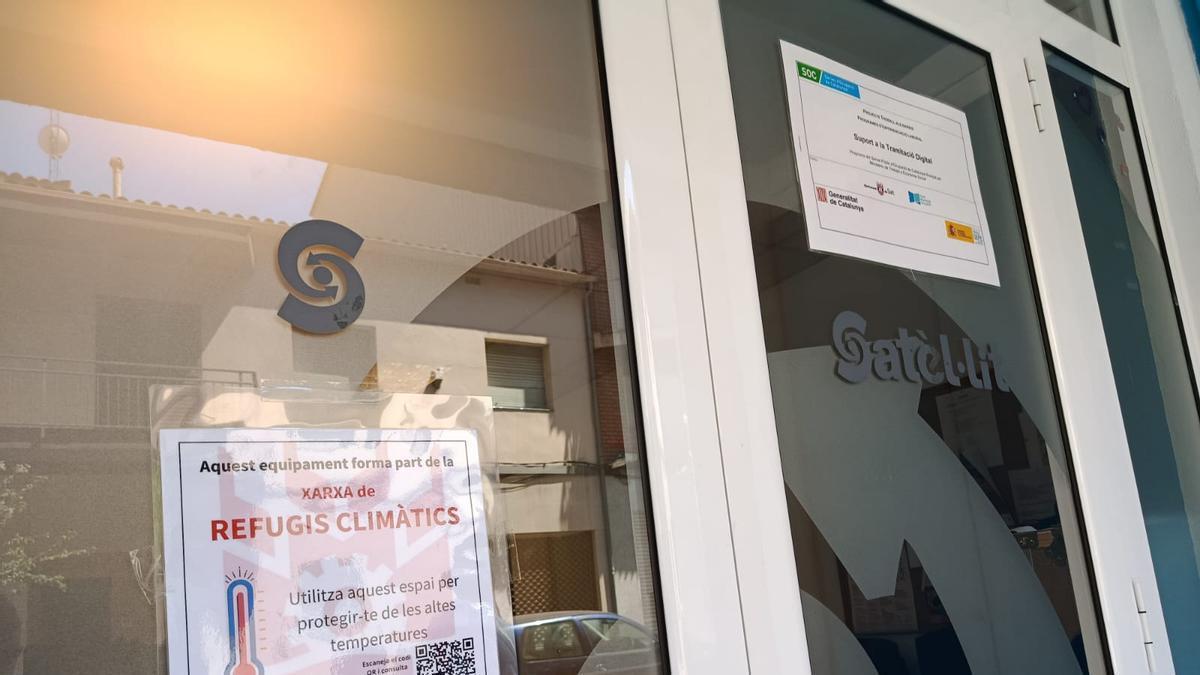 L'equipament juvenil "Satèl·lit" amb el cartell de refugi climàtic