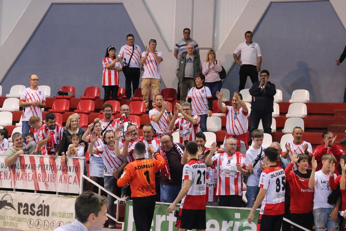 Saludo entre la Marea Rojiblanca y el equipo que se ha convertido en tradición.