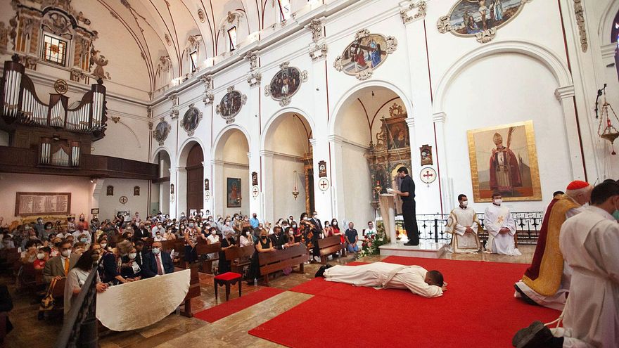 Ordenación sacerdotal de Fernando Jesús Bayón en la Catedral de Ibiza.