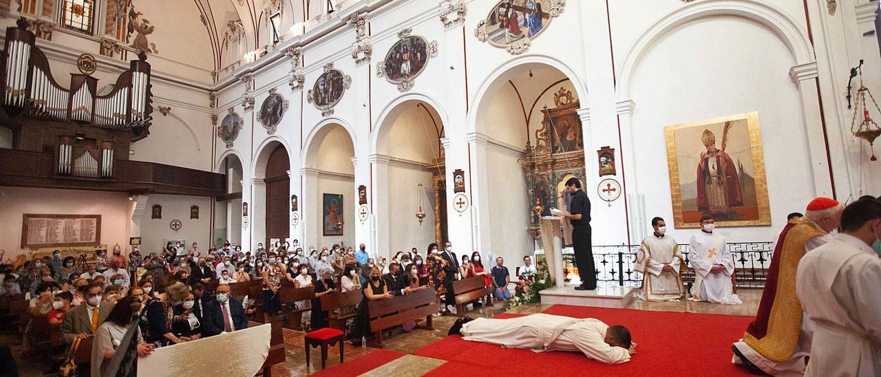 Ordenación sacerdotal de Fernando Jesús Bayón en la Catedral de Ibiza.