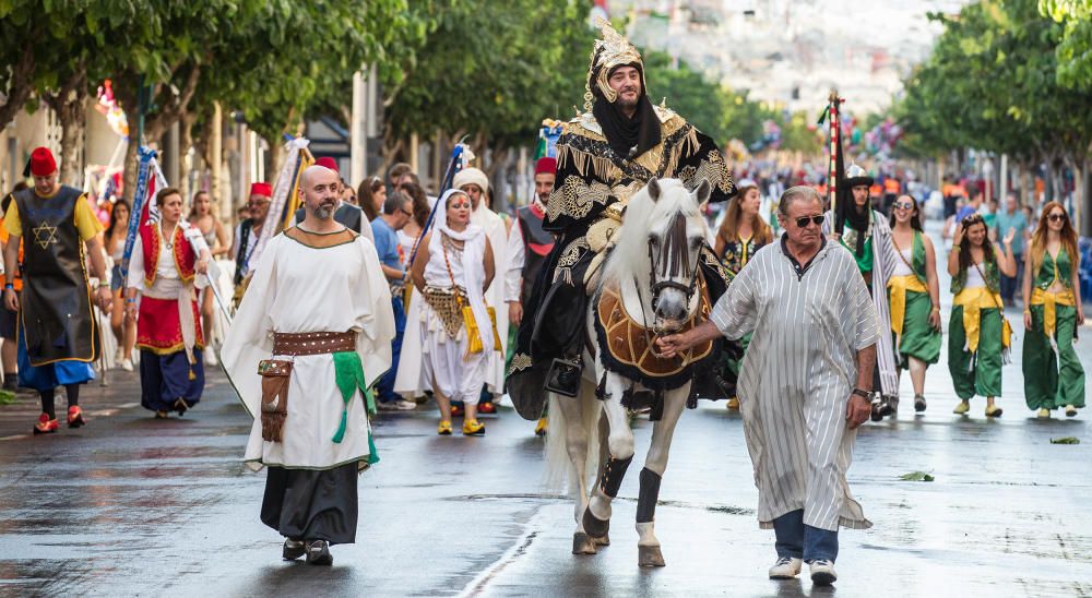 Los Contrabandistas se unen a los cristianos para luchar contra el bando moro, que logra conquistar el castillo por un día