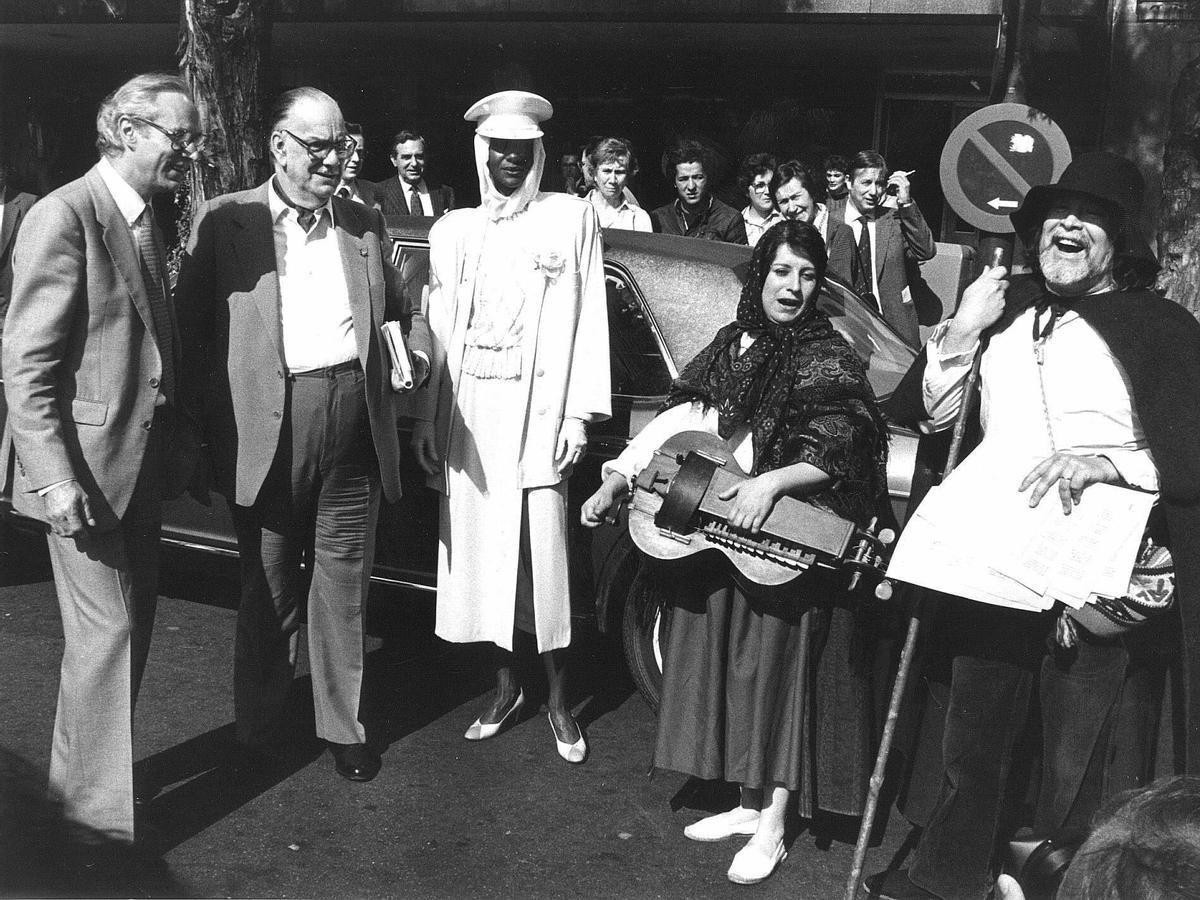 Camilo José Cela (segundo por la izquierda), durante un nuevo viaje por la Alcarria que hizo en 1985, acompañado de la modelo Grace Jones (centro) como chófer del Rolls Royce en que visitaron la comarca.
