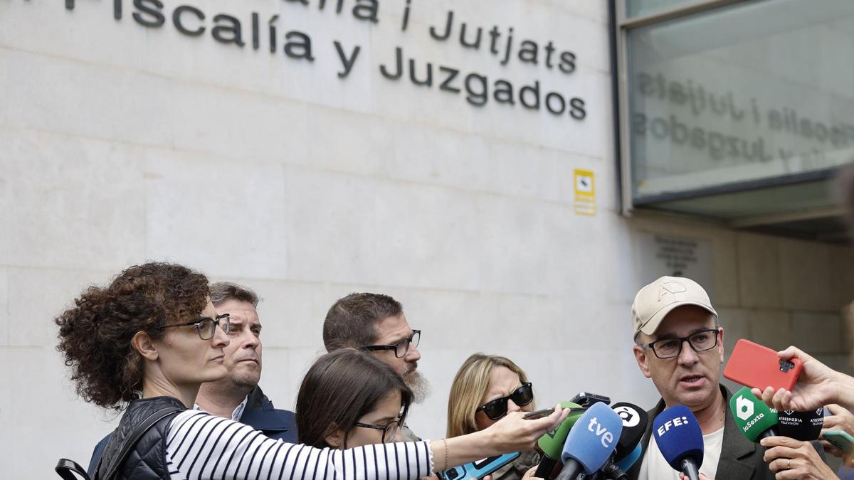Francisco Vallés Morán, el ingeniero y doctor en hidráulica de la UPV atiende ayer a los medios de comunicación a su salida de la Ciudad de la Justicia.