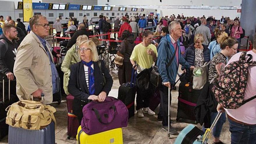 Miles de turistas camino de sus aviones esta semana en El Altet.