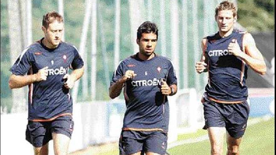 Manchev, Roberto y Rubén, durante el entrenamiento realizado ayer en A Madroa. / Ricardo Grobas